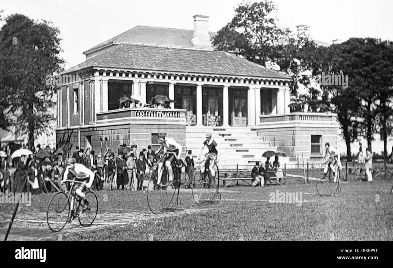 Penny Farthing course cycliste au Trinity College, Dublin, Irlande, période victorienne Banque D'Images