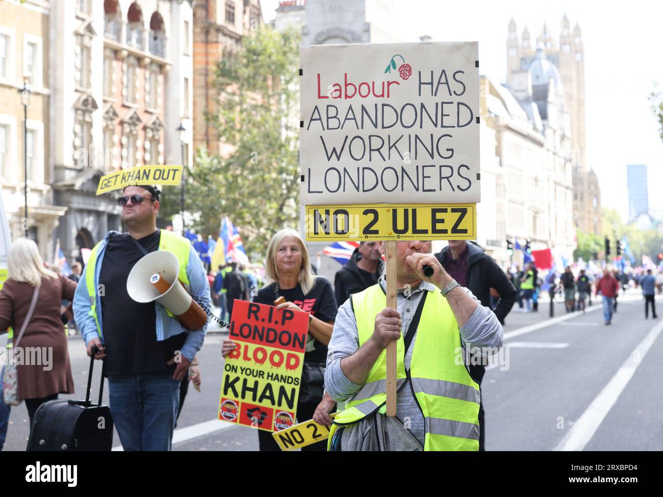 Je ne me conformerai pas à mars sur Whitehall, y compris plusieurs mouvements, y compris l'expansion anti ULEZ, anti Net Zero, vaccins anti Covid et anti-establishment général, dans le centre de Londres, Royaume-Uni Banque D'Images