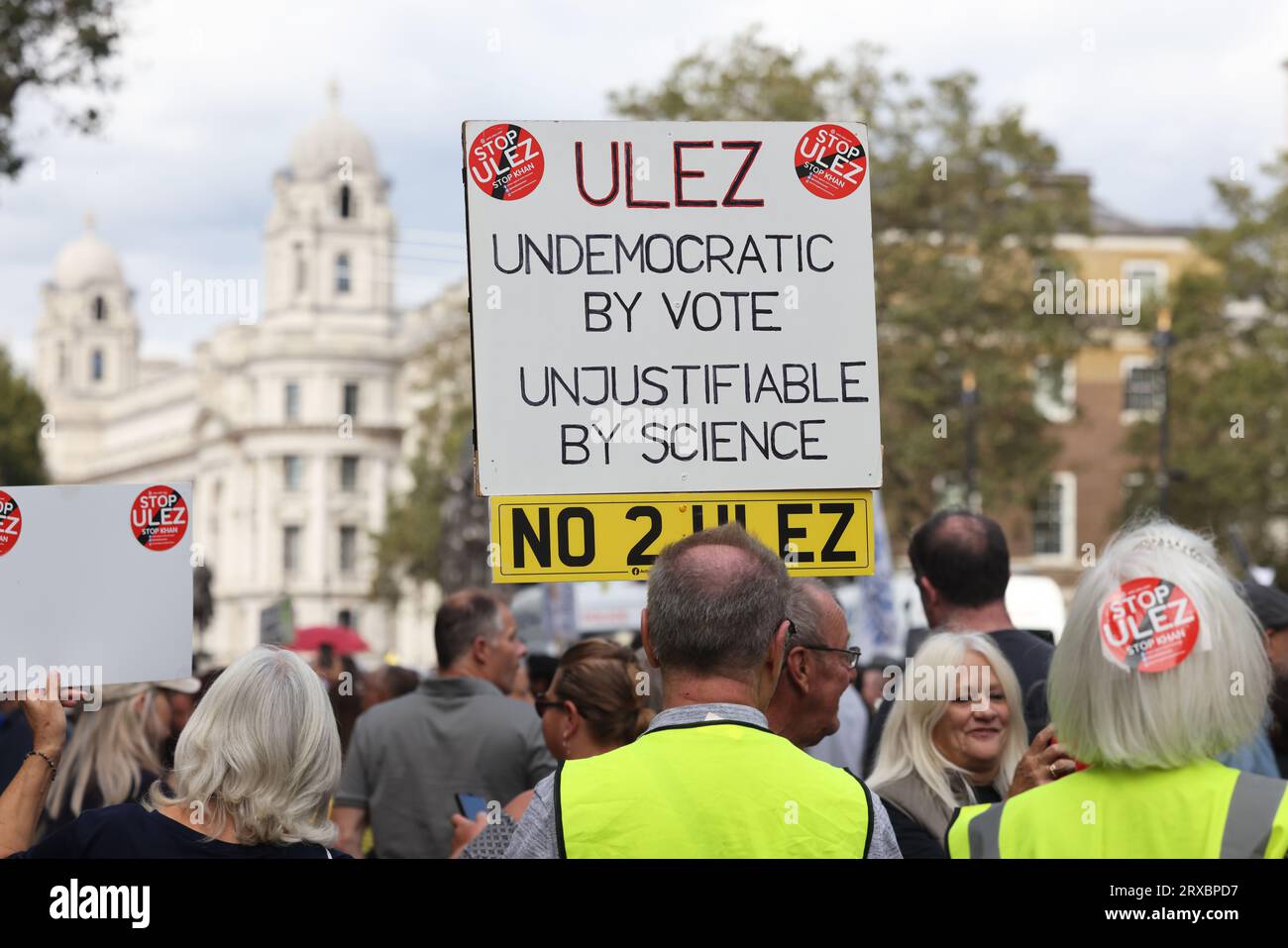 Je ne me conformerai pas à mars sur Whitehall, y compris plusieurs mouvements, y compris l'expansion anti ULEZ, anti Net Zero, vaccins anti Covid et anti-establishment général, dans le centre de Londres, Royaume-Uni Banque D'Images