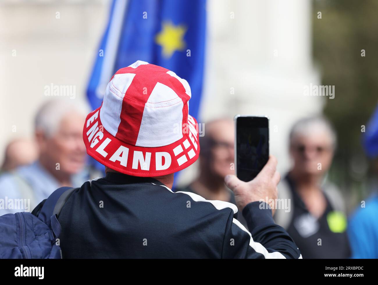 Je ne me conformerai pas à mars sur Whitehall, y compris plusieurs mouvements, y compris l'expansion anti ULEZ, anti Net Zero, vaccins anti Covid et anti-establishment général, dans le centre de Londres, Royaume-Uni Banque D'Images