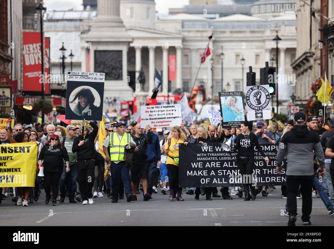 Je ne me conformerai pas à mars sur Whitehall, y compris plusieurs mouvements, y compris l'expansion anti ULEZ, anti Net Zero, vaccins anti Covid et anti-establishment général, dans le centre de Londres, Royaume-Uni Banque D'Images