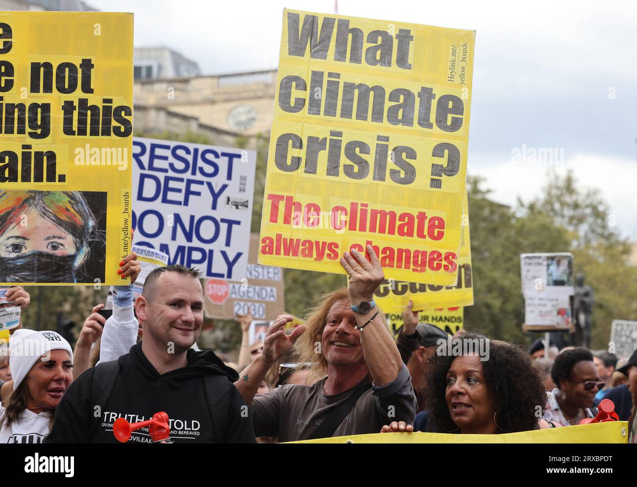 Je ne me conformerai pas à mars sur Whitehall, y compris plusieurs mouvements, y compris l'expansion anti ULEZ, anti Net Zero, vaccins anti Covid et anti-establishment général, dans le centre de Londres, Royaume-Uni Banque D'Images