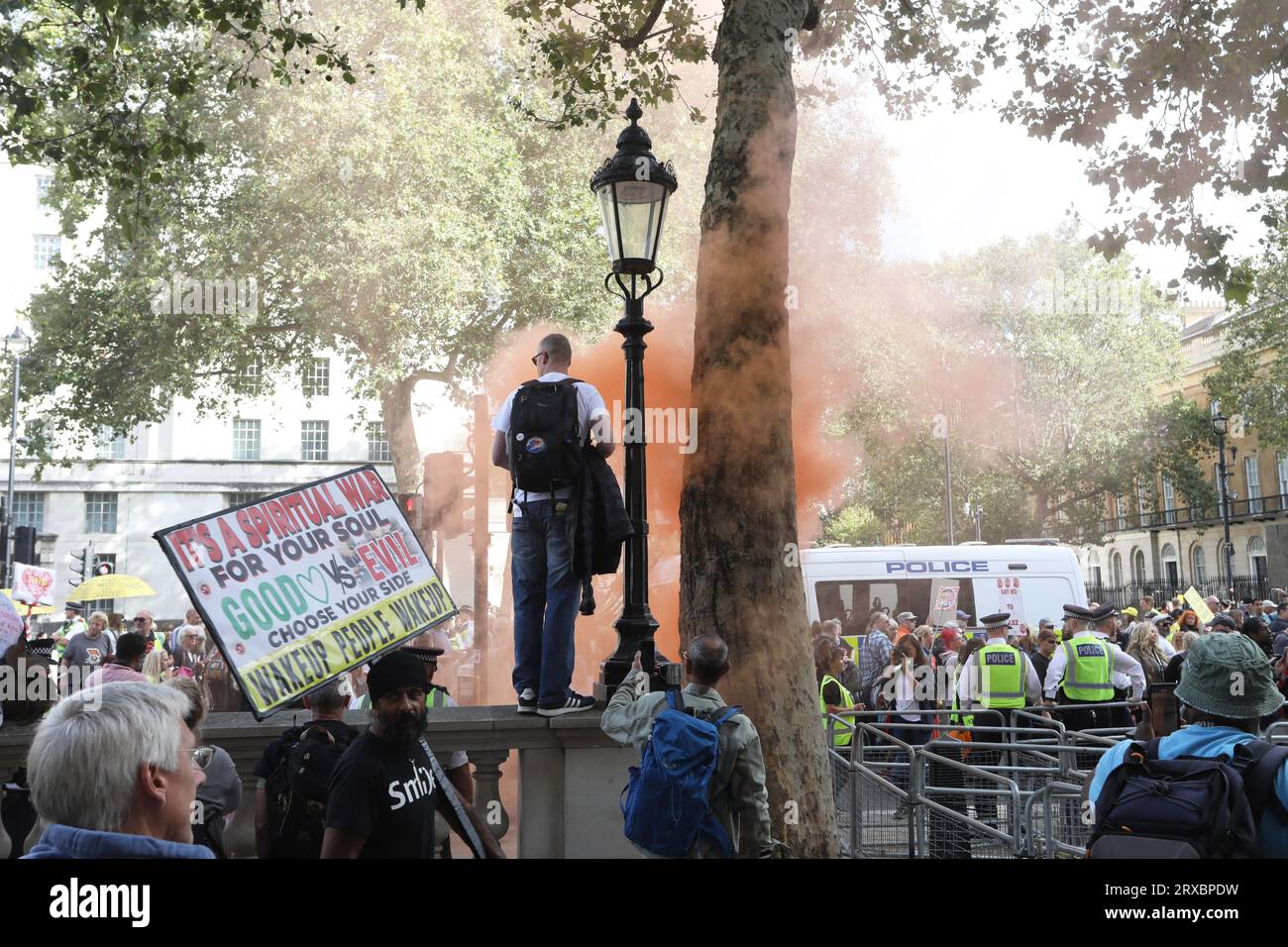 Je ne me conformerai pas à mars sur Whitehall, y compris plusieurs mouvements, y compris l'expansion anti ULEZ, anti Net Zero, vaccins anti Covid et anti-establishment général, dans le centre de Londres, Royaume-Uni Banque D'Images