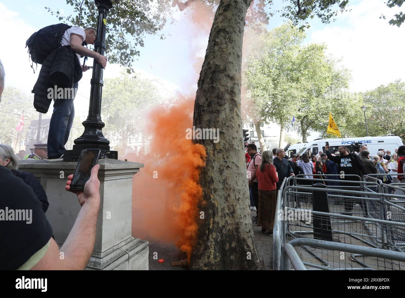 Je ne me conformerai pas à mars sur Whitehall, y compris plusieurs mouvements, y compris l'expansion anti ULEZ, anti Net Zero, vaccins anti Covid et anti-establishment général, dans le centre de Londres, Royaume-Uni Banque D'Images