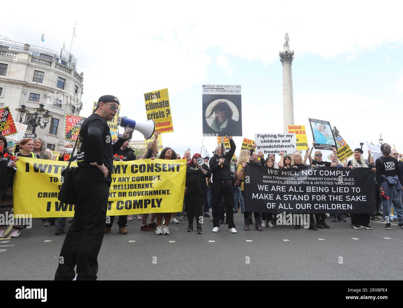 Je ne me conformerai pas à mars sur Whitehall, y compris plusieurs mouvements, y compris l'expansion anti ULEZ, anti Net Zero, vaccins anti Covid et anti-establishment général, dans le centre de Londres, Royaume-Uni Banque D'Images