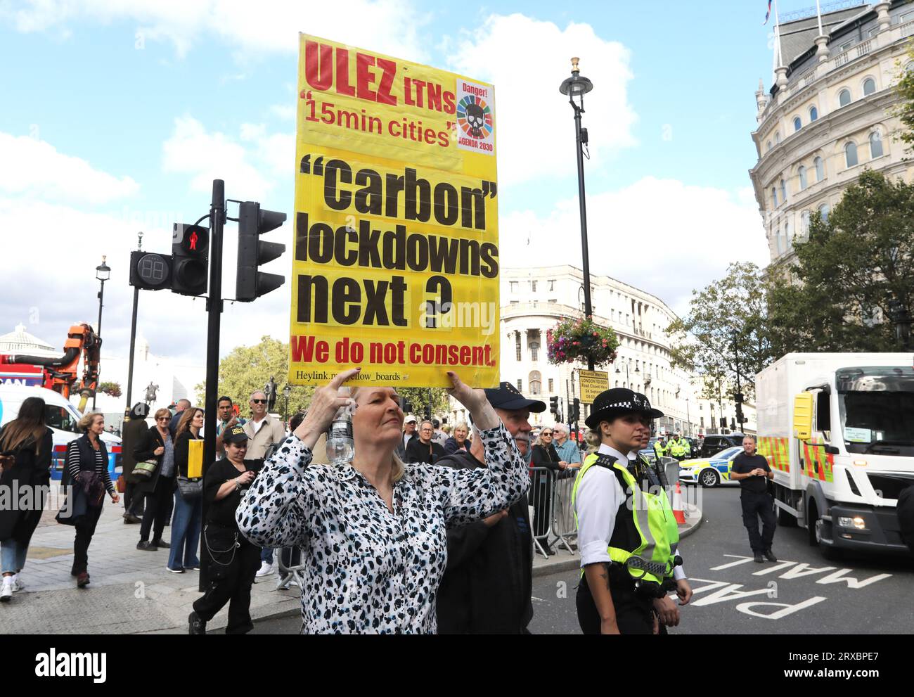 Je ne me conformerai pas à mars sur Whitehall, y compris plusieurs mouvements, y compris l'expansion anti ULEZ, anti Net Zero, vaccins anti Covid et anti-establishment général, dans le centre de Londres, Royaume-Uni Banque D'Images