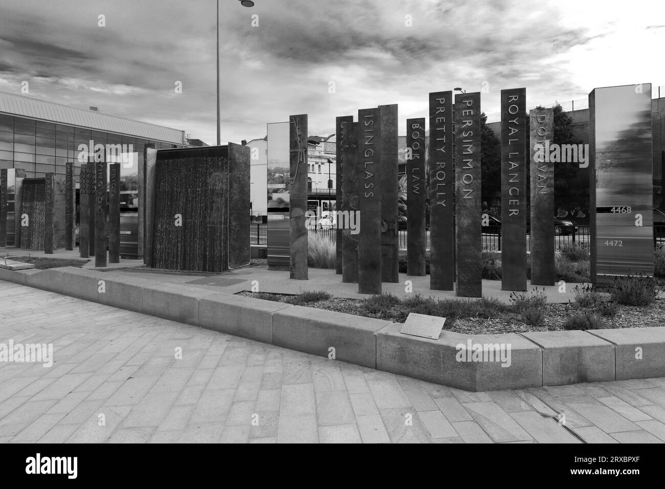 Les plaques nominatives Sculpture à l'extérieur de la gare de Doncaster, Doncaster Town, South Yorkshire, Angleterre, Royaume-Uni Banque D'Images