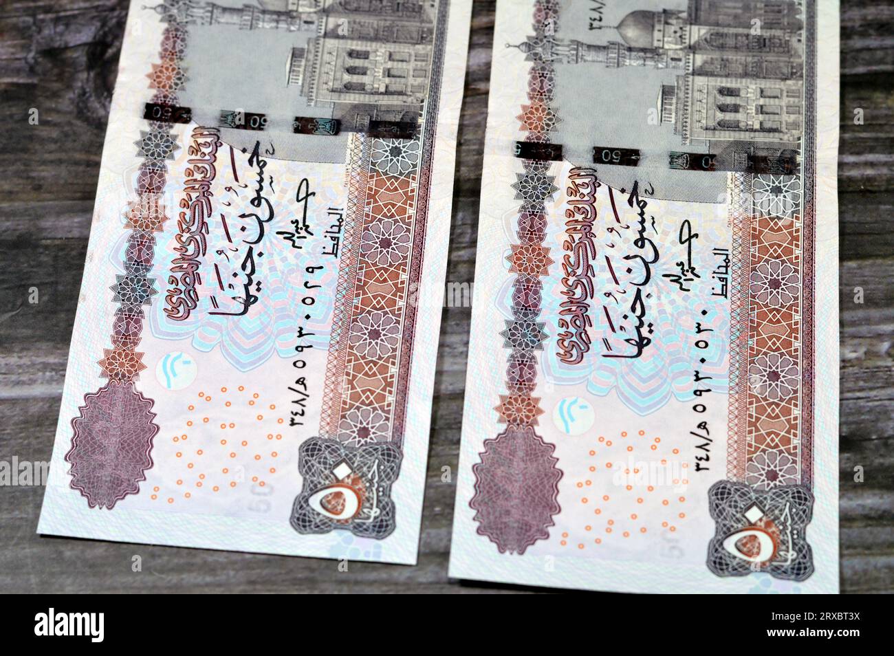 Faces avers de 50 LE billet de banque de cinquante livres égyptiennes série 2022 présente la mosquée Abu Hurayba (mosquée Qijmas al-Ishaqi), foyer sélectif de m égyptien Banque D'Images