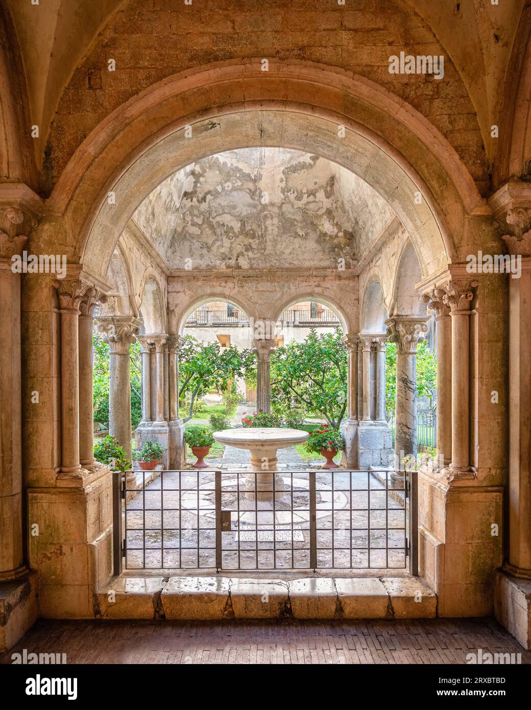 Le cloître de la merveilleuse abbaye de Fossanova près de la ville de Priverno, dans la province de Latina, Latium, italie. Banque D'Images