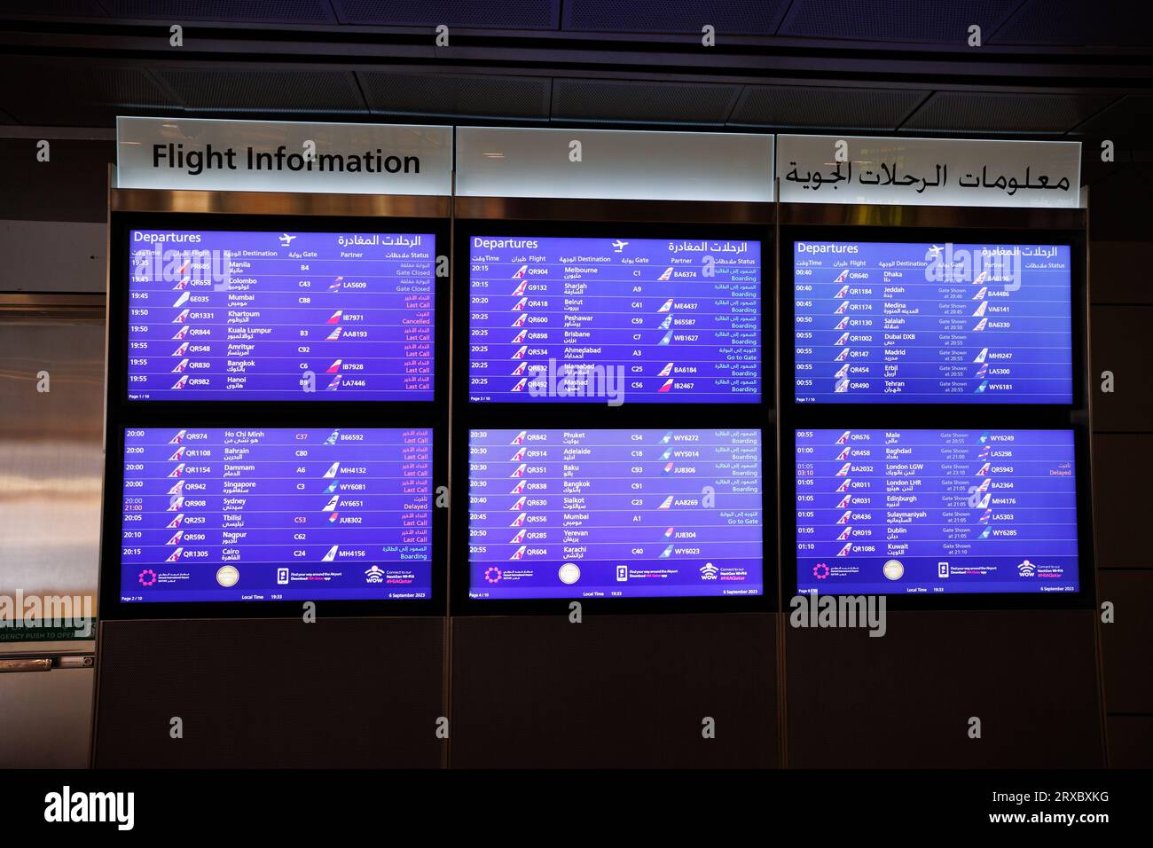 Des écrans numériques affichent les informations de départ et d'arrivée des vols à l'aéroport international Hamad, Doha, Qatar. Banque D'Images