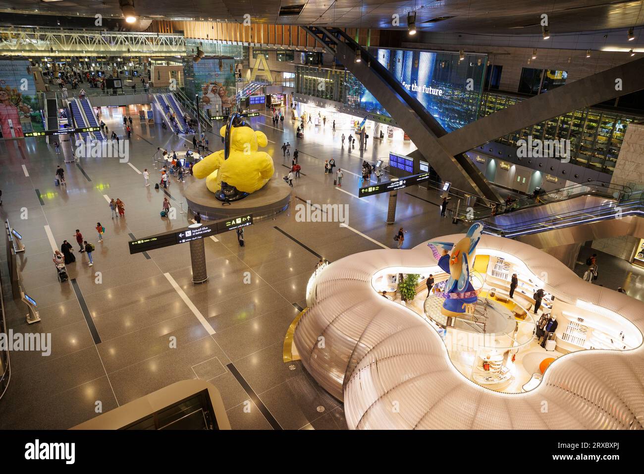 Une vue intérieure de l'aéroport international Hamad et de la sculpture de l'ours de lampe à Doha, Qatar. Banque D'Images