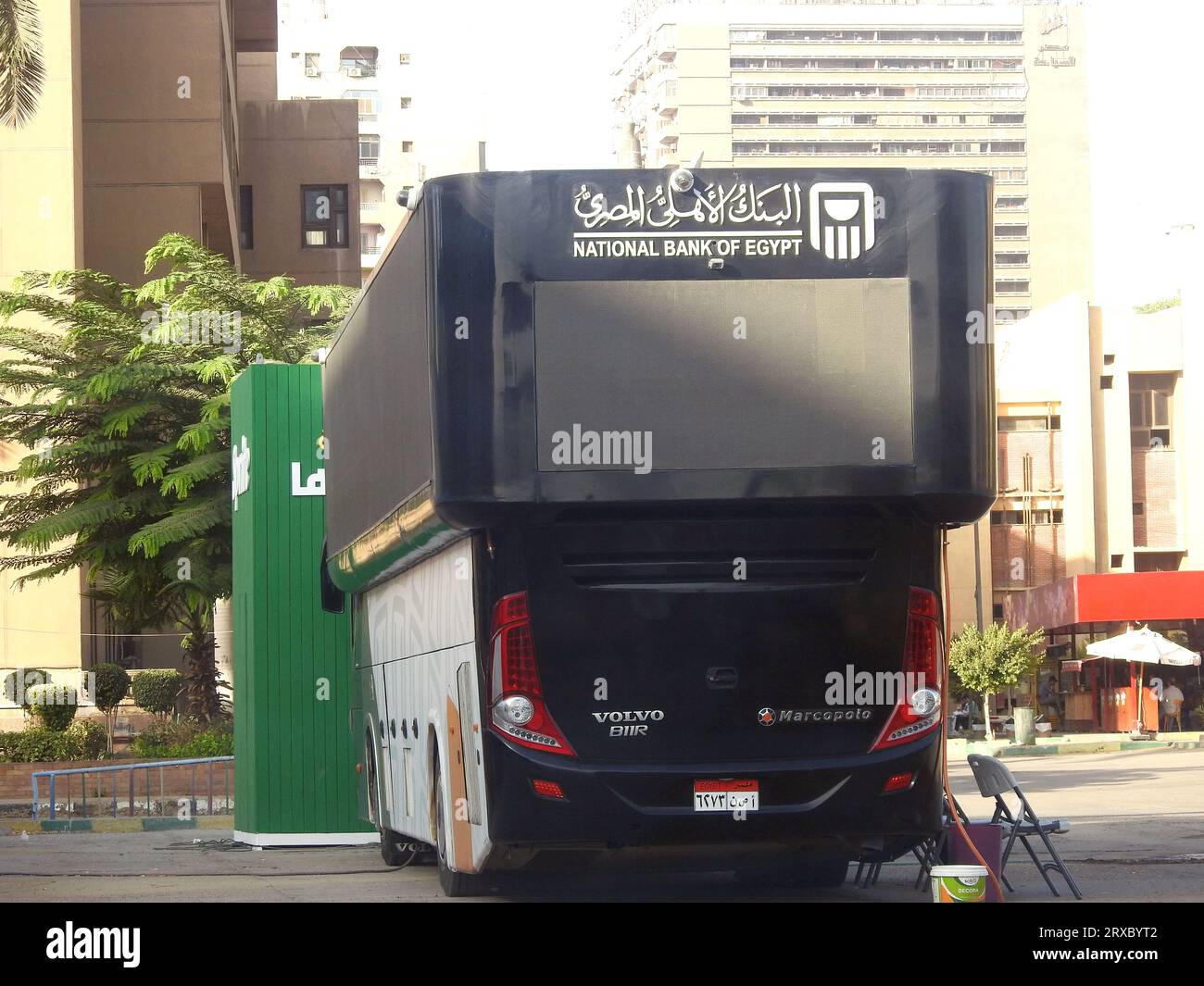 Le Caire, Egypte, septembre 7 2023 : Banque nationale d'Egypte ou Al Bank Al Ahly Al Masre, la succursale mobile de bus, avec ATM et services électroniques pour la douane Banque D'Images