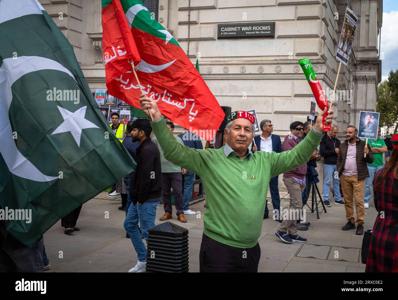 Londres, Royaume-Uni. 23 septembre 2023 : manifestation d'un partisan pakistanais d'âge moyen du parti politique Pakistan Tehreek-e-Insaf (PTI) à Whitehall dans le centre Banque D'Images