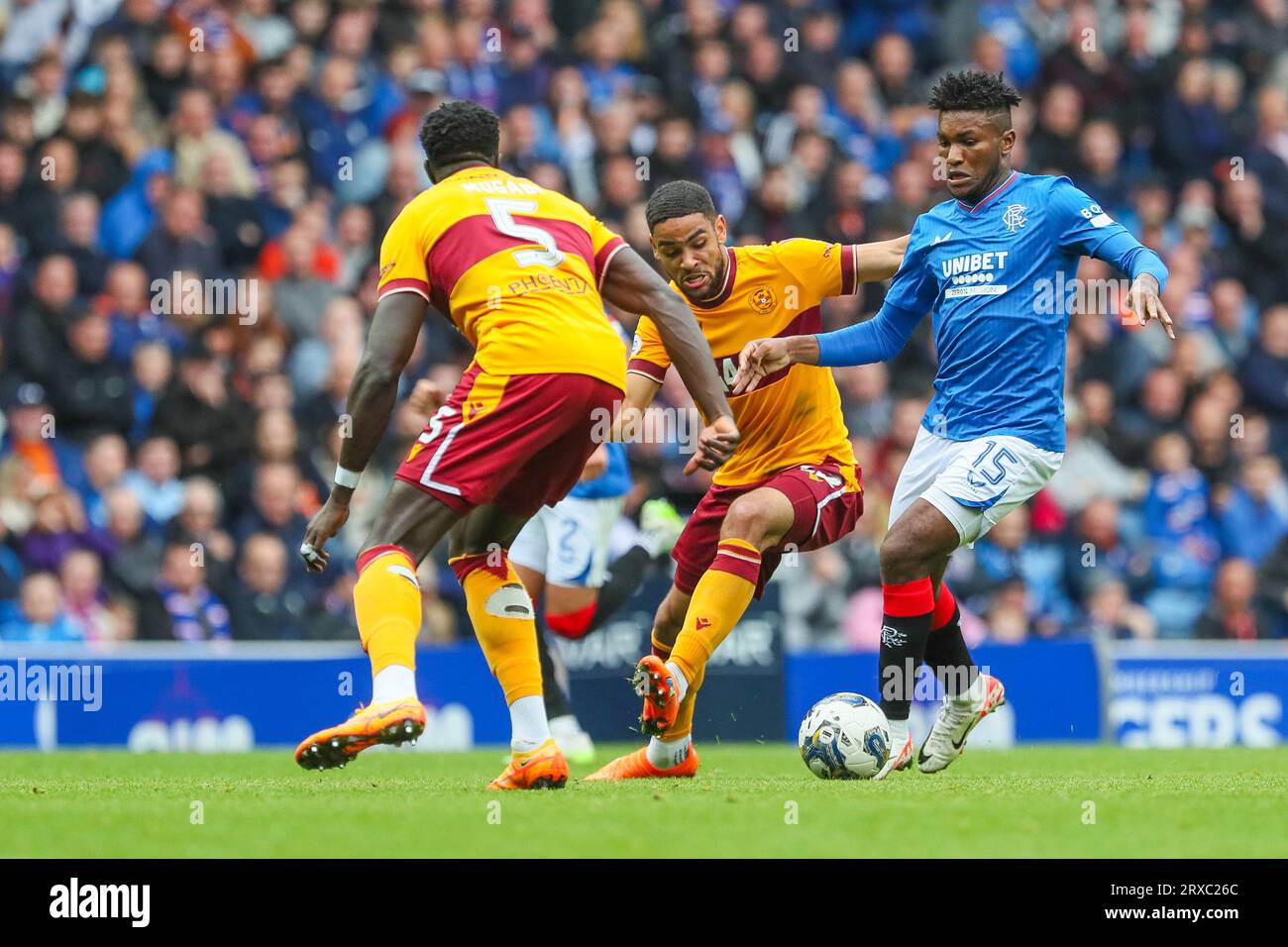 Glasgow, Royaume-Uni. 24 septembre 2023. Les Rangers ont affronté Motherwell au stade Ibrox, Glasgow, Swotland, Royaume-Uni dans un match de football Scottish Premiership. Avant match, Motherwell sont au-dessus des Rangers dans la ligue, avec seulement un point de différence. Crédit : Findlay/Alamy Live News Banque D'Images