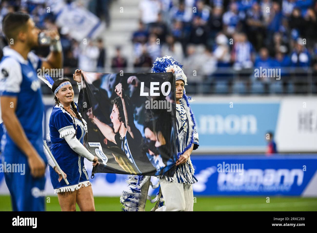 Gand, Belgique. 24 septembre 2023. AA Gent honore un fan avant un match de football entre KAA Gent et KAS Eupen, dimanche 24 septembre 2023 à Gand, le jour 08 de la saison 2023-2024 de la Jupiler Pro League première division du championnat belge. BELGA PHOTO TOM GOYVAERTS crédit : Belga News Agency/Alamy Live News Banque D'Images