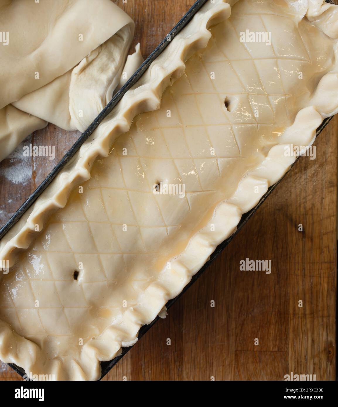 Tarte au porc au lavage aux œufs prête pour la cuisson. Banque D'Images