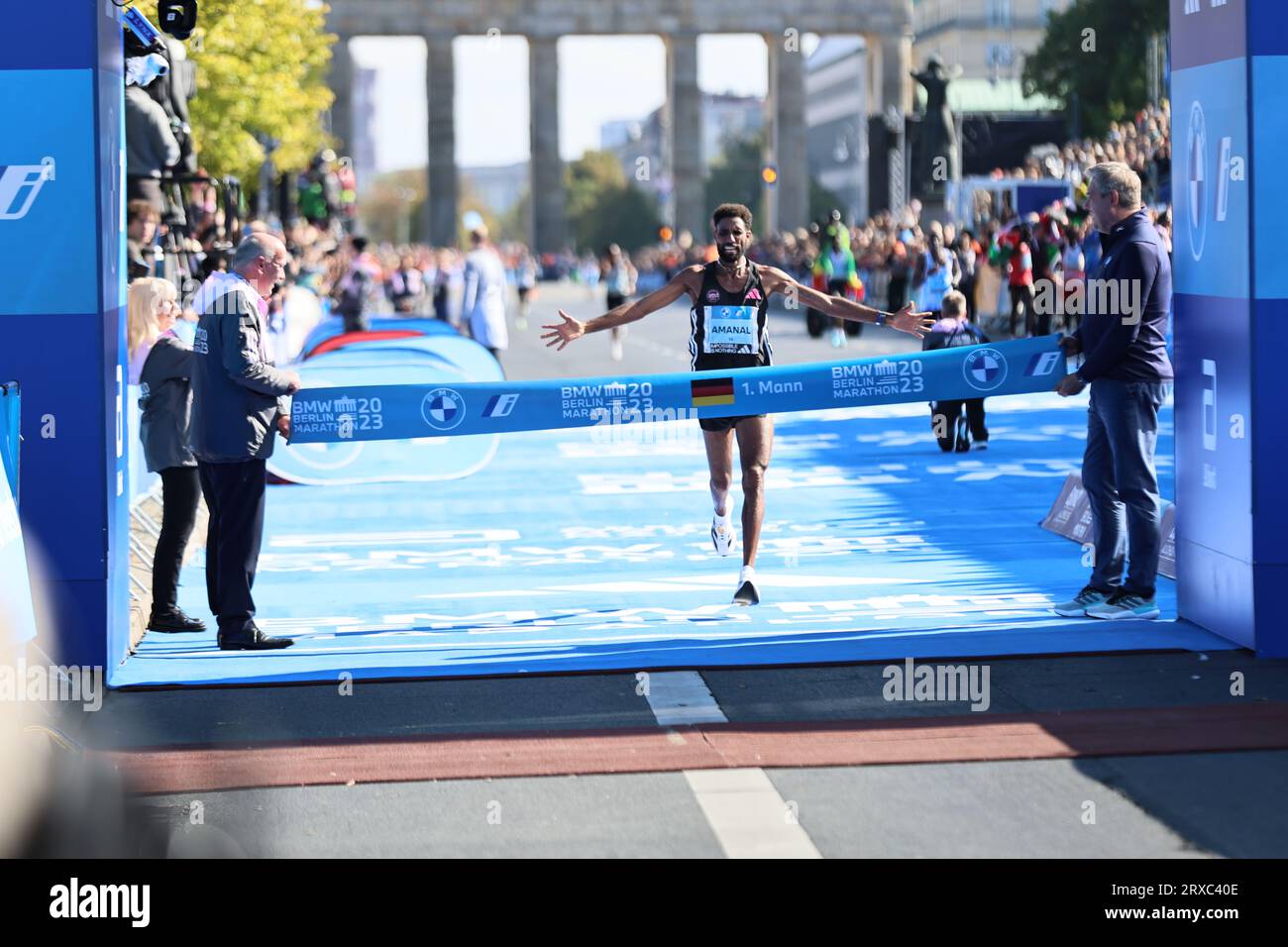 Berlin, Allemagne. 09/24/2023, Berlin, Allemagne, Amanal Petros bat le record allemand. Amanal Petros (Marathon Team Berlin) a réalisé un record allemand sensationnel. Le joueur de 28 ans a franchi la ligne d’arrivée à la neuvième place après 2:04:58 Sven Struck / Alamy Live News Banque D'Images