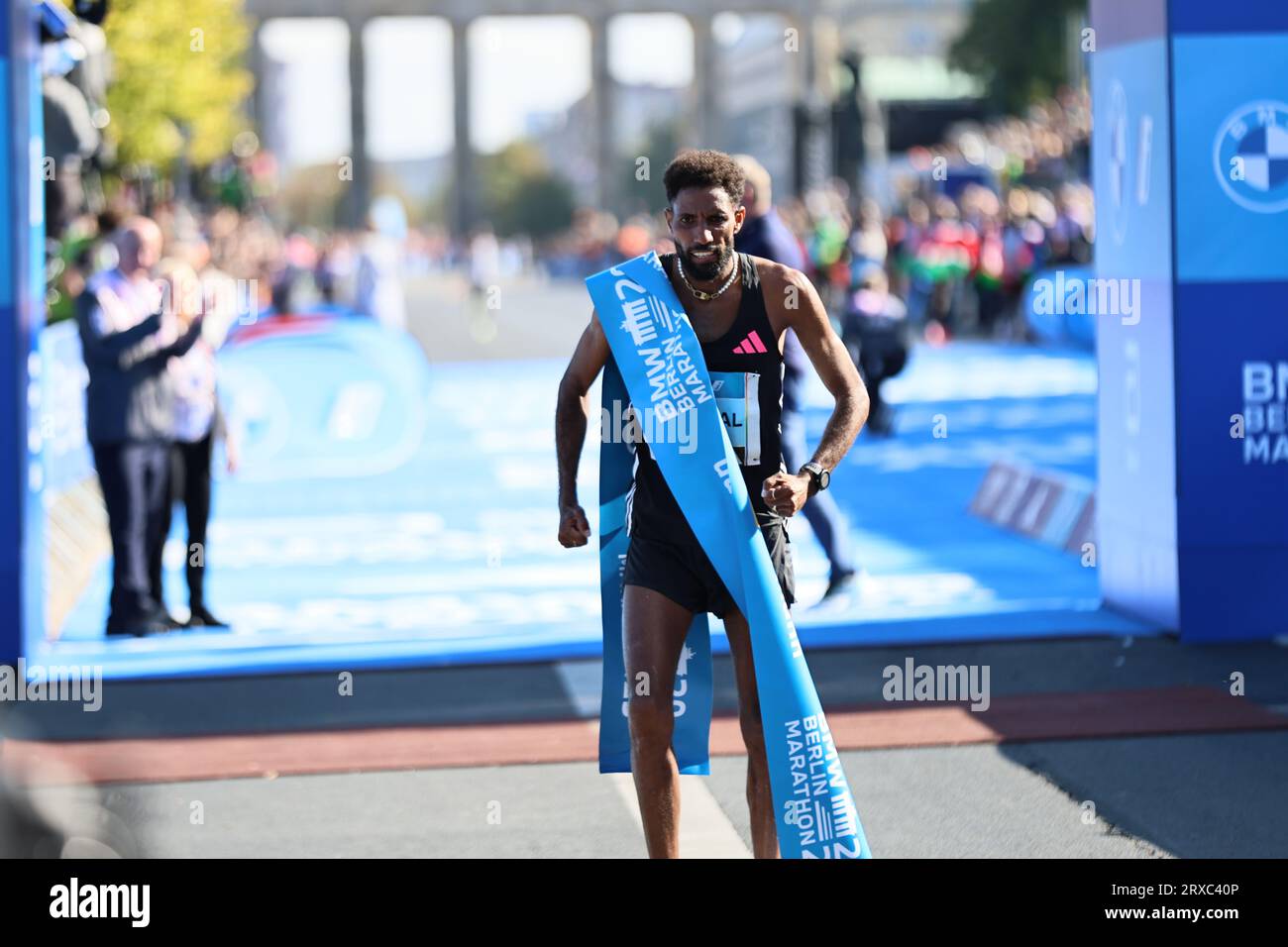 Berlin, Allemagne. 09/24/2023, Berlin, Allemagne, Amanal Petros bat le record allemand. Amanal Petros (Marathon Team Berlin) a réalisé un record allemand sensationnel. Le joueur de 28 ans a franchi la ligne d’arrivée à la neuvième place après 2:04:58 Sven Struck / Alamy Live News Banque D'Images