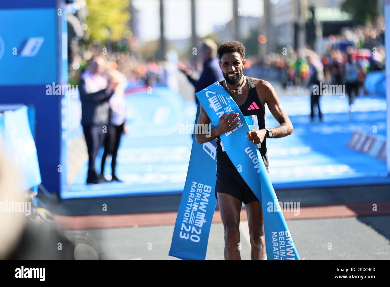 Berlin, Allemagne. 09/24/2023, Berlin, Allemagne, Amanal Petros bat le record allemand. Amanal Petros (Marathon Team Berlin) a réalisé un record allemand sensationnel. Le joueur de 28 ans a franchi la ligne d’arrivée à la neuvième place après 2:04:58 Sven Struck / Alamy Live News Banque D'Images