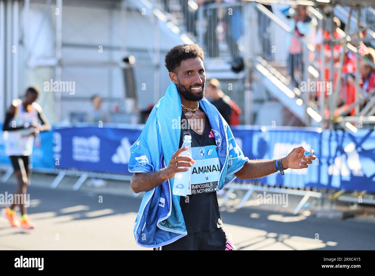 Berlin, Allemagne. 09/24/2023, Berlin, Allemagne, Amanal Petros bat le record allemand. Amanal Petros (Marathon Team Berlin) a réalisé un record allemand sensationnel. Le joueur de 28 ans a franchi la ligne d’arrivée à la neuvième place après 2:04:58 Sven Struck / Alamy Live News Banque D'Images