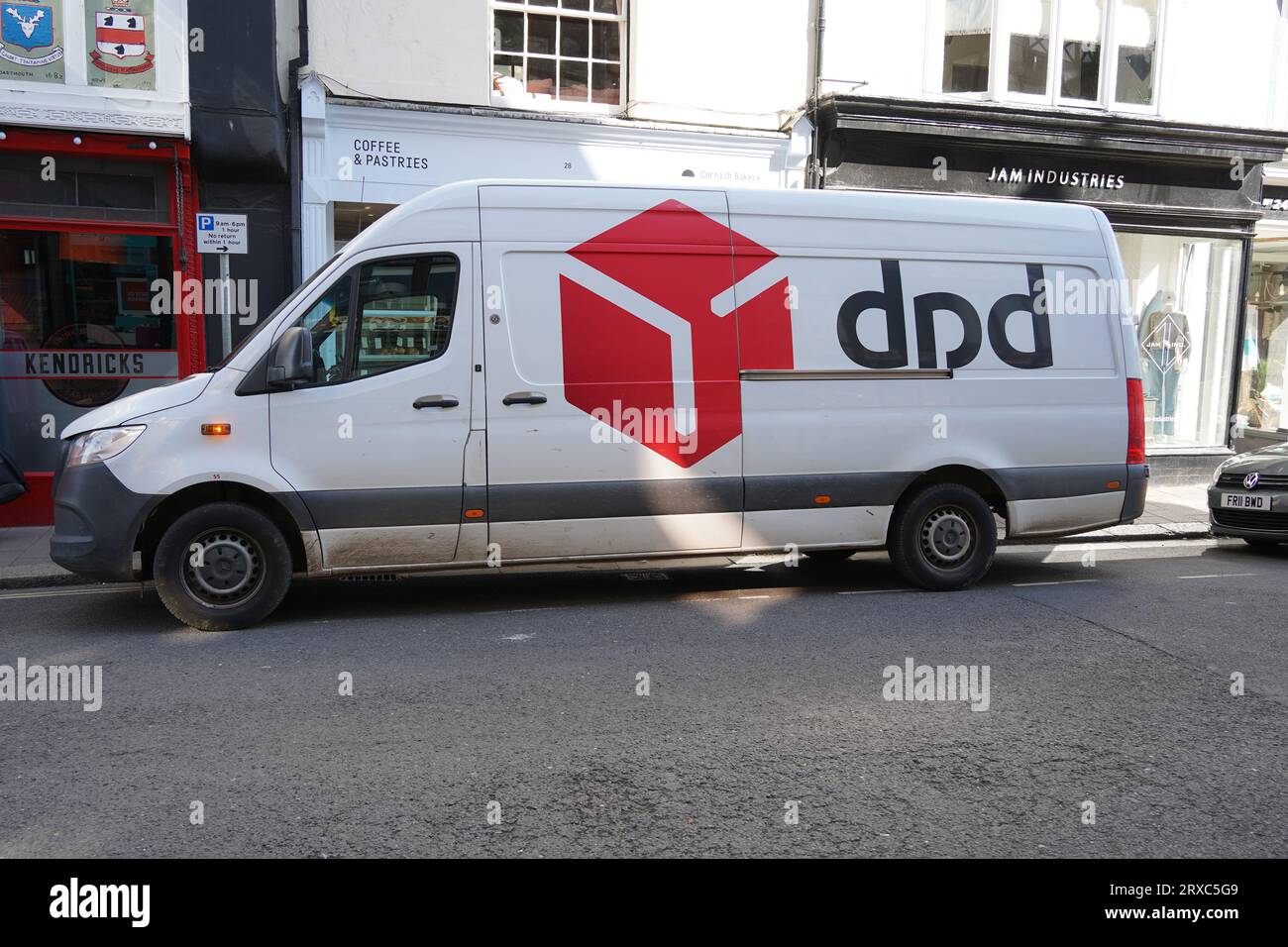 Dartmouth, Royaume-Uni - 14 septembre 2023 : fourgon de livraison Mercedes-Benz Sprinter DPD garé dans la rue Banque D'Images