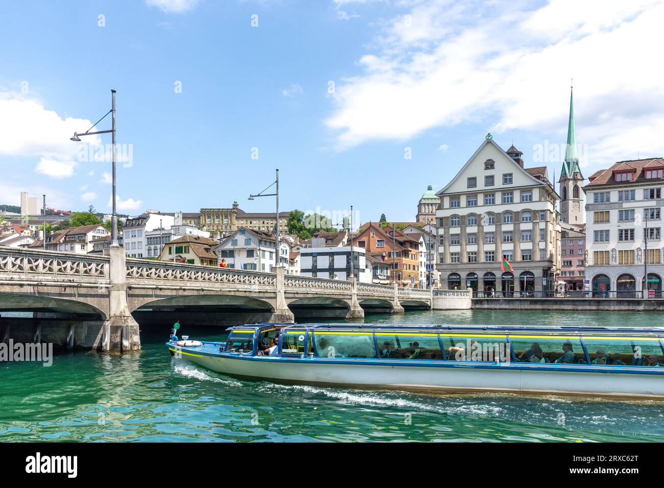 Bateau de croisière fluviale passant sous le pont Rudolf-Brun-Brücke, Limmatquai, vieille ville d'Altstadt, ville de Zürich, Zürich, Suisse Banque D'Images