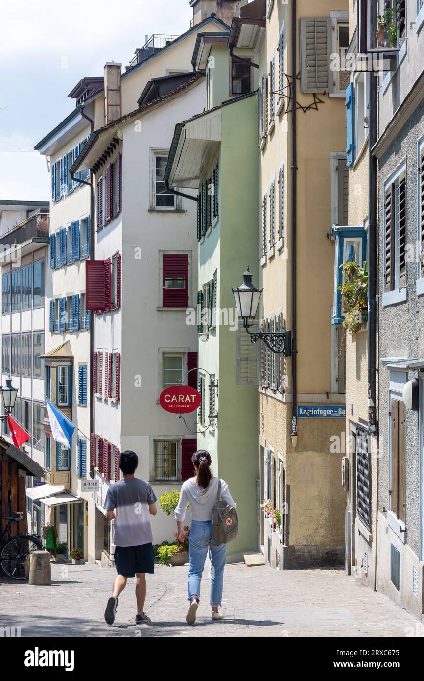 Couple marchant dans la rue étroite, Fortunagasse, Altstadt Vieille ville, ville de Zürich, Zürich, Suisse Banque D'Images