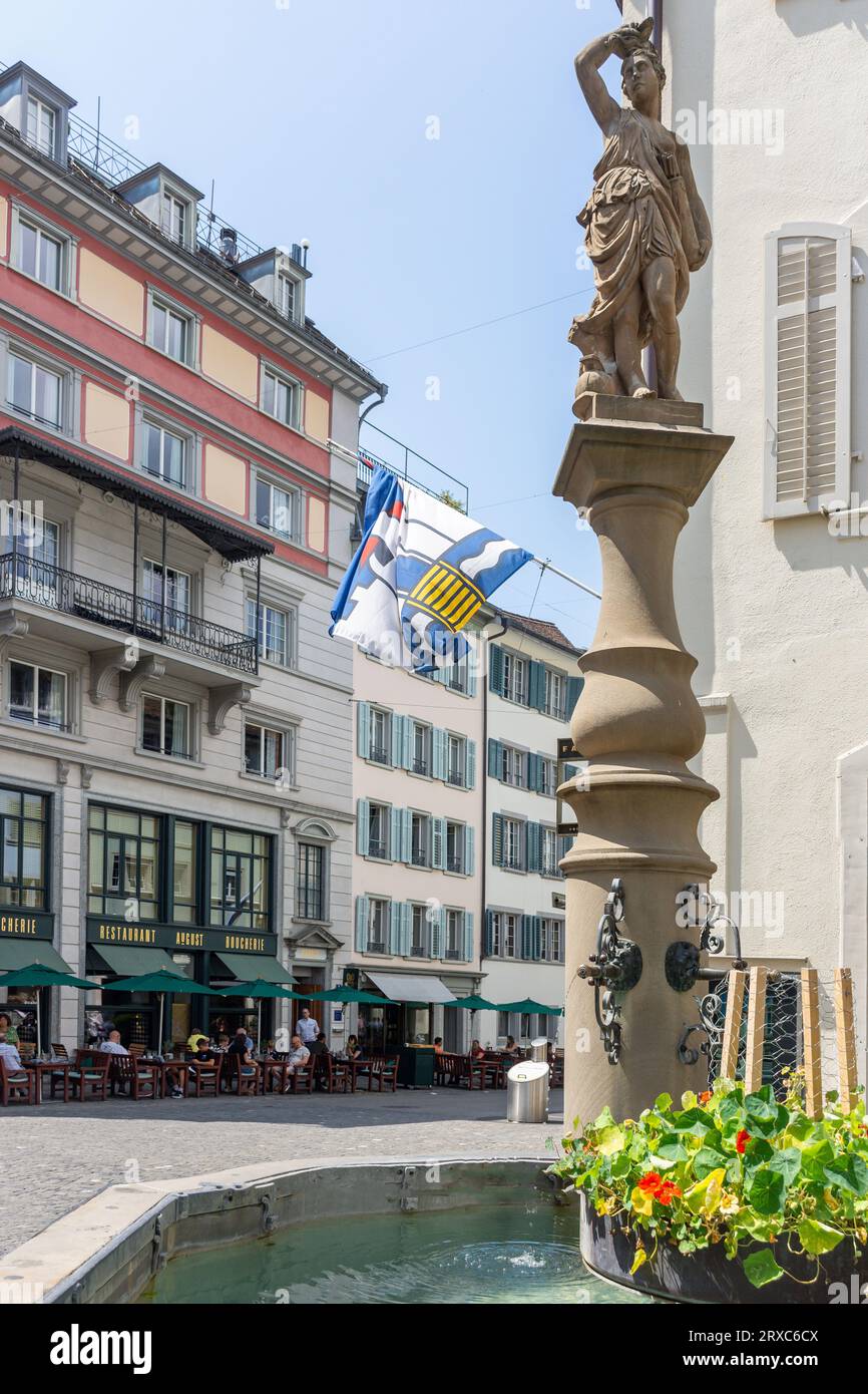 August Restaurant et fontaine, Rennweg, Altstadt Vieille ville, ville de Zürich, Zürich, Suisse Banque D'Images