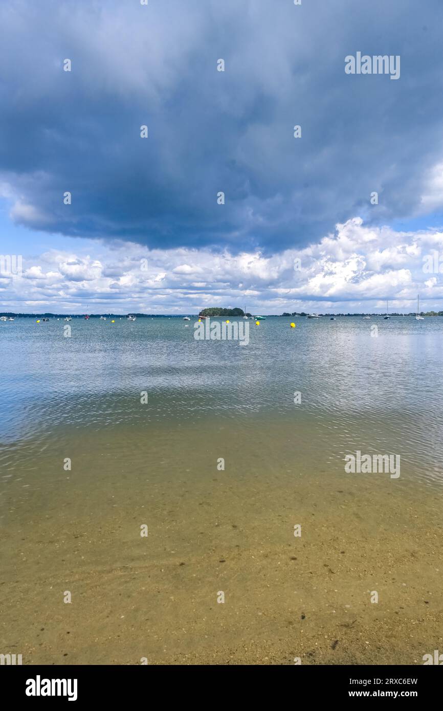 Bretagne, vue sur le golfe du Morbihan, l'Ile aux Moines, paysage marin avec de gros nuages Banque D'Images