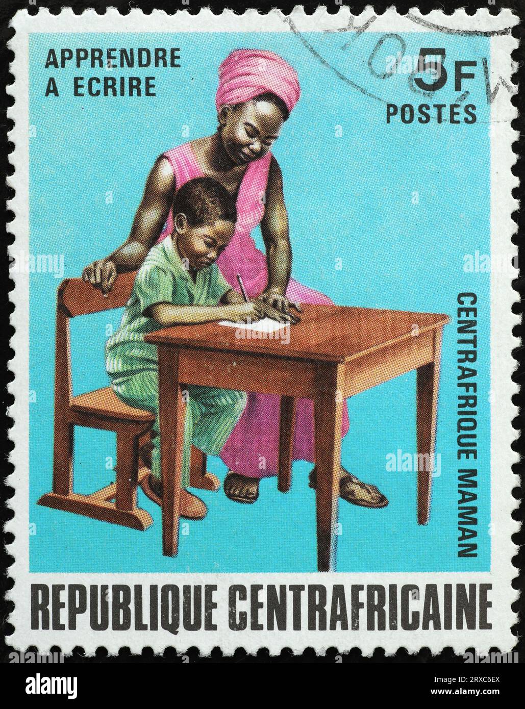 Garçon apprenant à écrire sur le timbre-poste africain Banque D'Images
