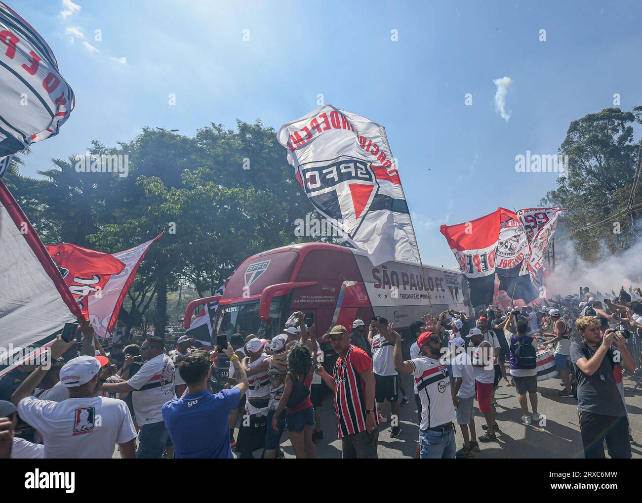 Sao Paulo, Brésil. 24 septembre 2023, stade Morumbi, SSO Paulo, Brésil. : Finale du Brésil Cupo, Sao Paulo contre Flamengo : fans de S&#xe3;o Paulo alors que le bus de l'équipe arrive au stade Credit : action plus Sports Images/Alamy Live News Banque D'Images