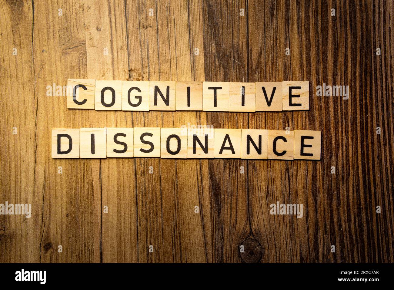 Mot concept de dissonance cognitive en lettres en bois sur fond de bois foncé Banque D'Images