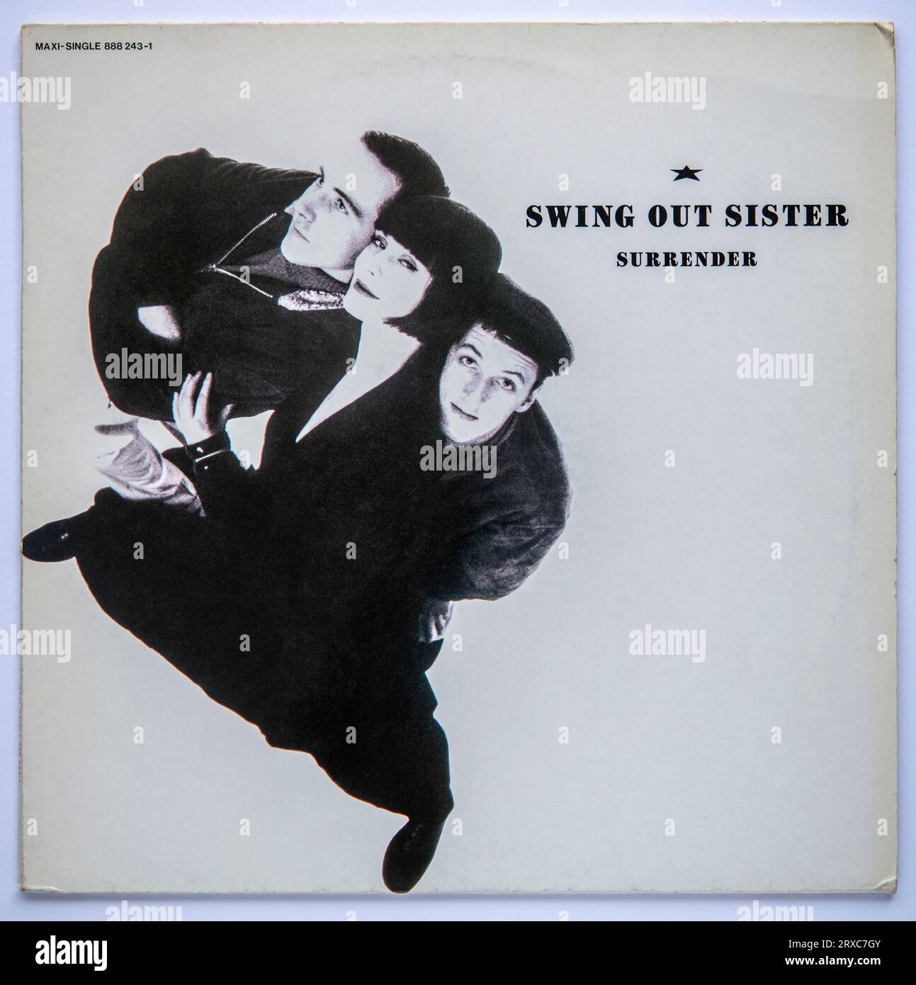 Couverture photo de la version single 12 pouces de Surrender par Swing Out Sister, qui a été publié en 1987 Banque D'Images