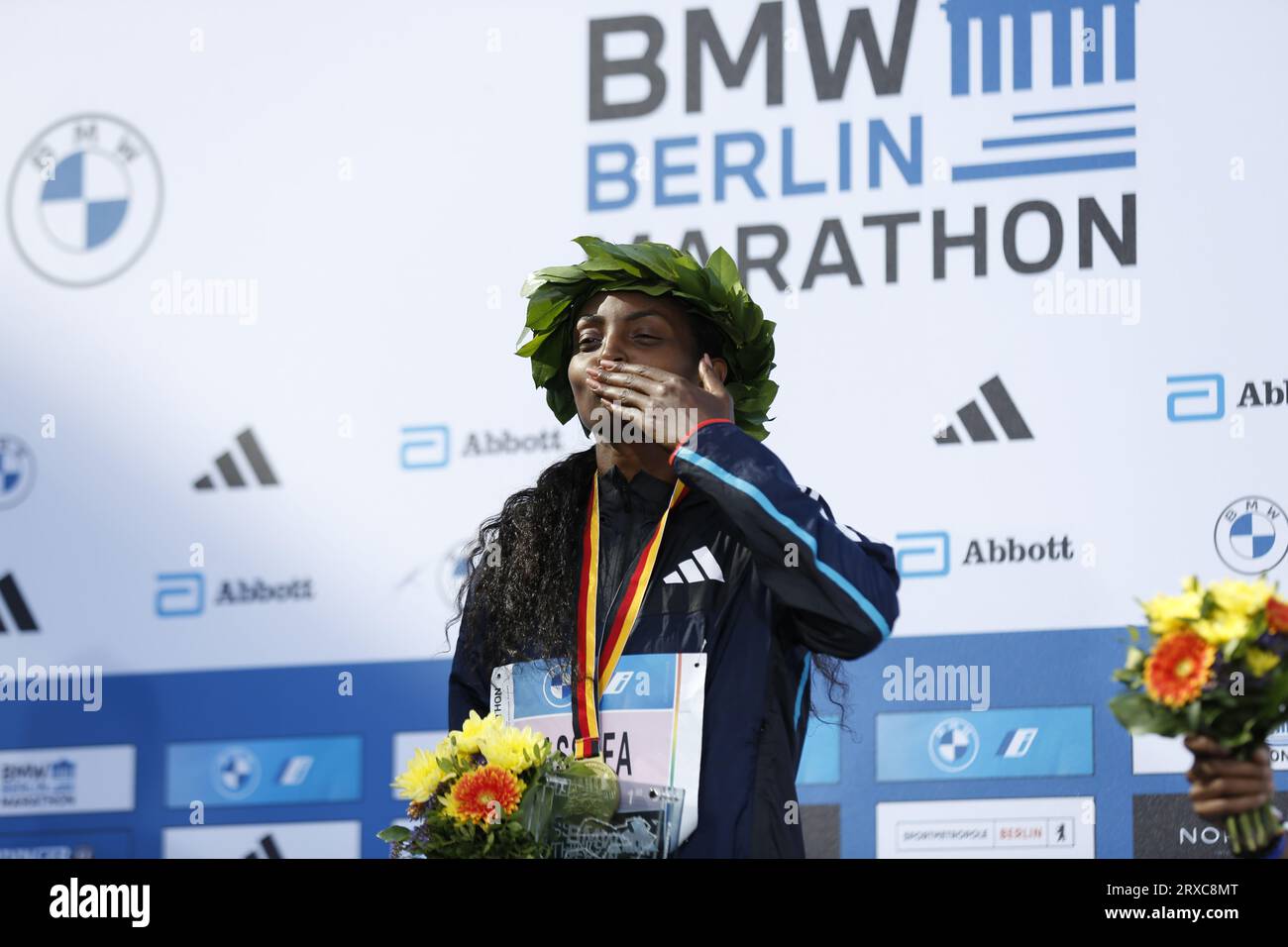 09/24/2023, Berlin, Allemagne. Tigst Assefa à la cérémonie de remise des prix. Tigst Assefa d'Ethiopie enregistre un fabuleux record du monde et remporte le 49e marathon de Berlin féminin en 2:11:53 heures. La deuxième place est revenue à Sheila CHEPKIRUI du Kenya avec 2:17:49 heures et la troisième place a été remportée par Magdalena Shauri de Tanzanie avec 02:18:43 heures. Sven Struck / Alamy Live News Sven Struck / Alamy Live News Banque D'Images