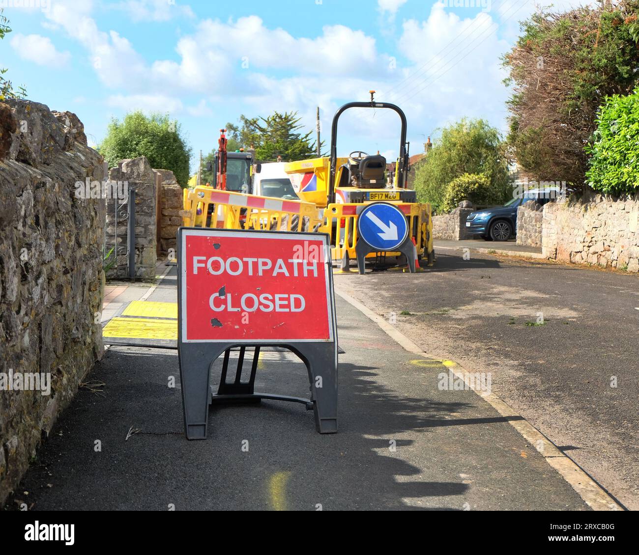 Septembre 2023 - travaux en cours avec des panneaux d'avertissement pour remplacer les conduites d'alimentation en gaz dans un village rural du Somerset Banque D'Images