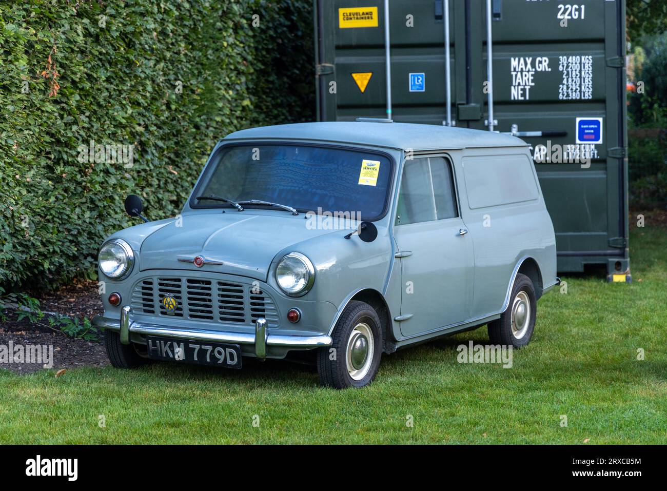 2023 septembre : minifourgonnette classique grise à la réunion de course Goodwood Revival. Banque D'Images