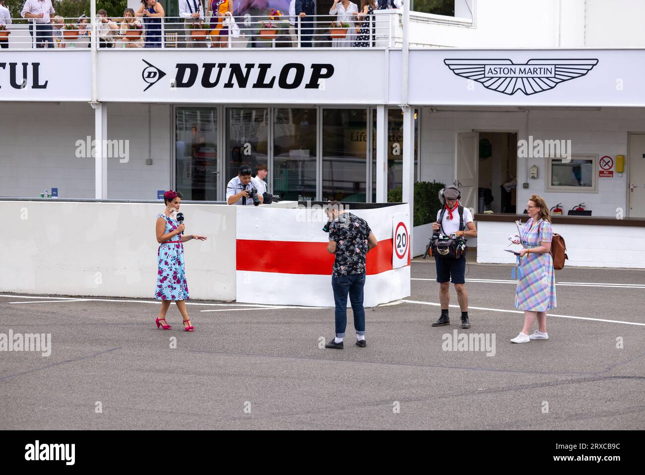 Septembre 2023 - tournage par l'entrée de la voie des stands lors de la réunion de course Goodwood Revival. Banque D'Images