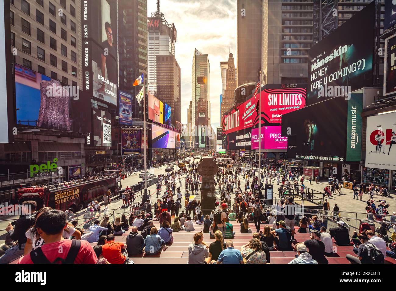 TIMES SQUARE, NEW YORK, ÉTATS-UNIS, - 15 SEPTEMBRE 2023. Vue panoramique sur les bâtiments et les panneaux d'affichage électroniques de Times Square New York avec la foule Banque D'Images
