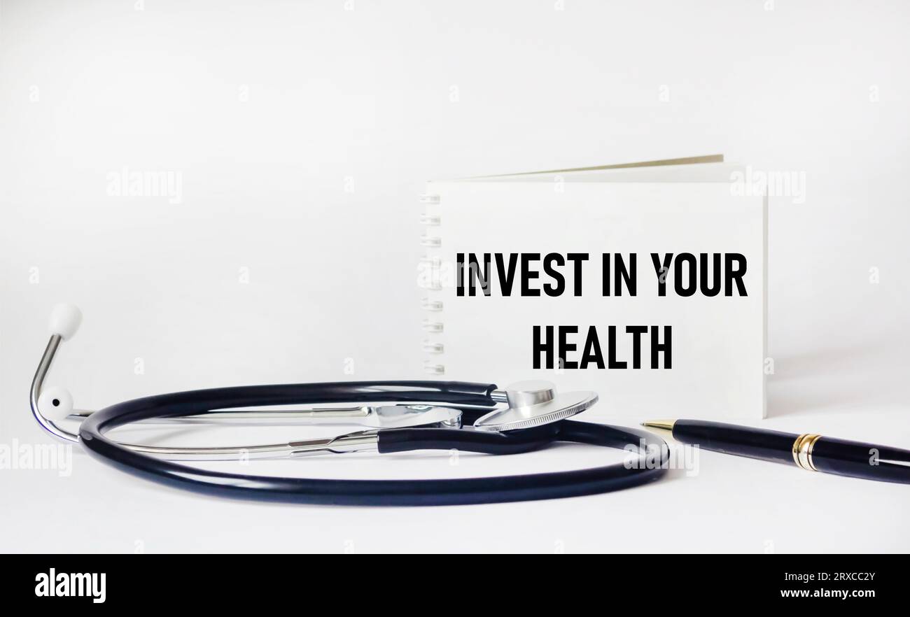 Bloc-notes avec l'inscription Invest in your Health sur un fond blanc Banque D'Images