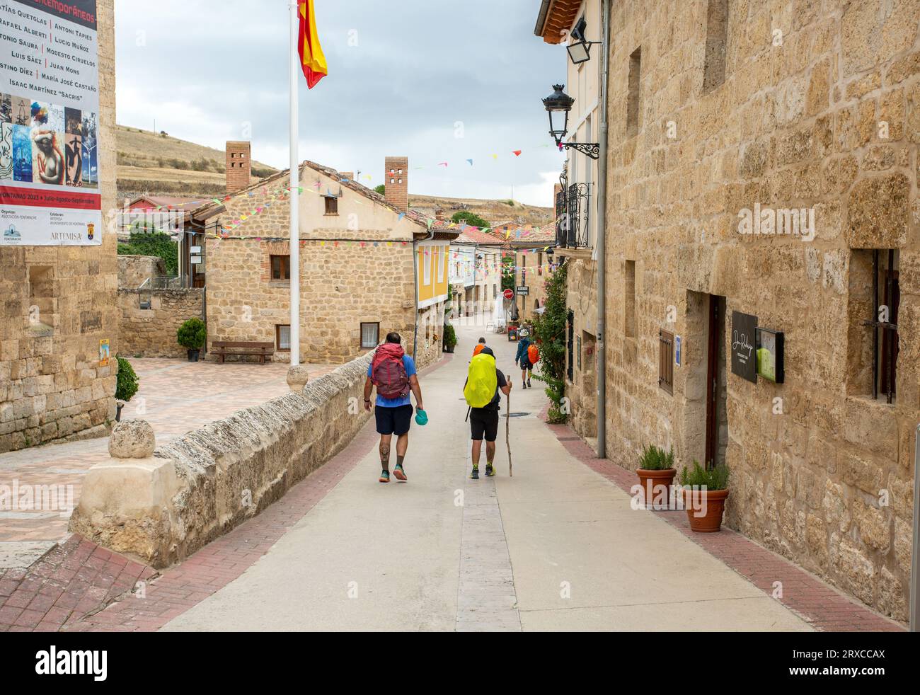 Pèlerins marchant le chemin de pèlerinage Camino de Santiago le chemin de St James dans le village espagnol de Hontanas Espagne Banque D'Images