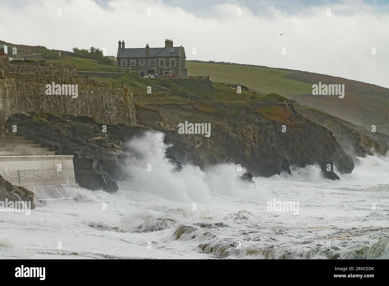 Porthleven, Cornouailles, Royaume-Uni. 24 septembre 2023. UK Météo. Des vents forts fouillaient les vagues à Porthleven aujourd'hui, pour l'équinoxe d'automne, marquant la fin de l'été et le début de l'automne. Crédit Simon Maycock / Alamy Live News. Banque D'Images