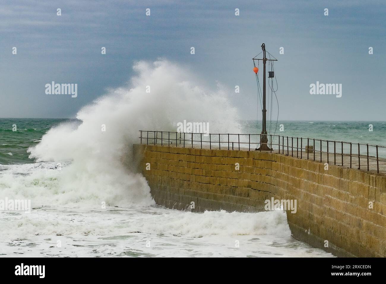 Porthleven, Cornouailles, Royaume-Uni. 24 septembre 2023. UK Météo. Des vents forts fouillaient les vagues à Porthleven aujourd'hui, pour l'équinoxe d'automne, marquant la fin de l'été et le début de l'automne. Crédit Simon Maycock / Alamy Live News. Banque D'Images