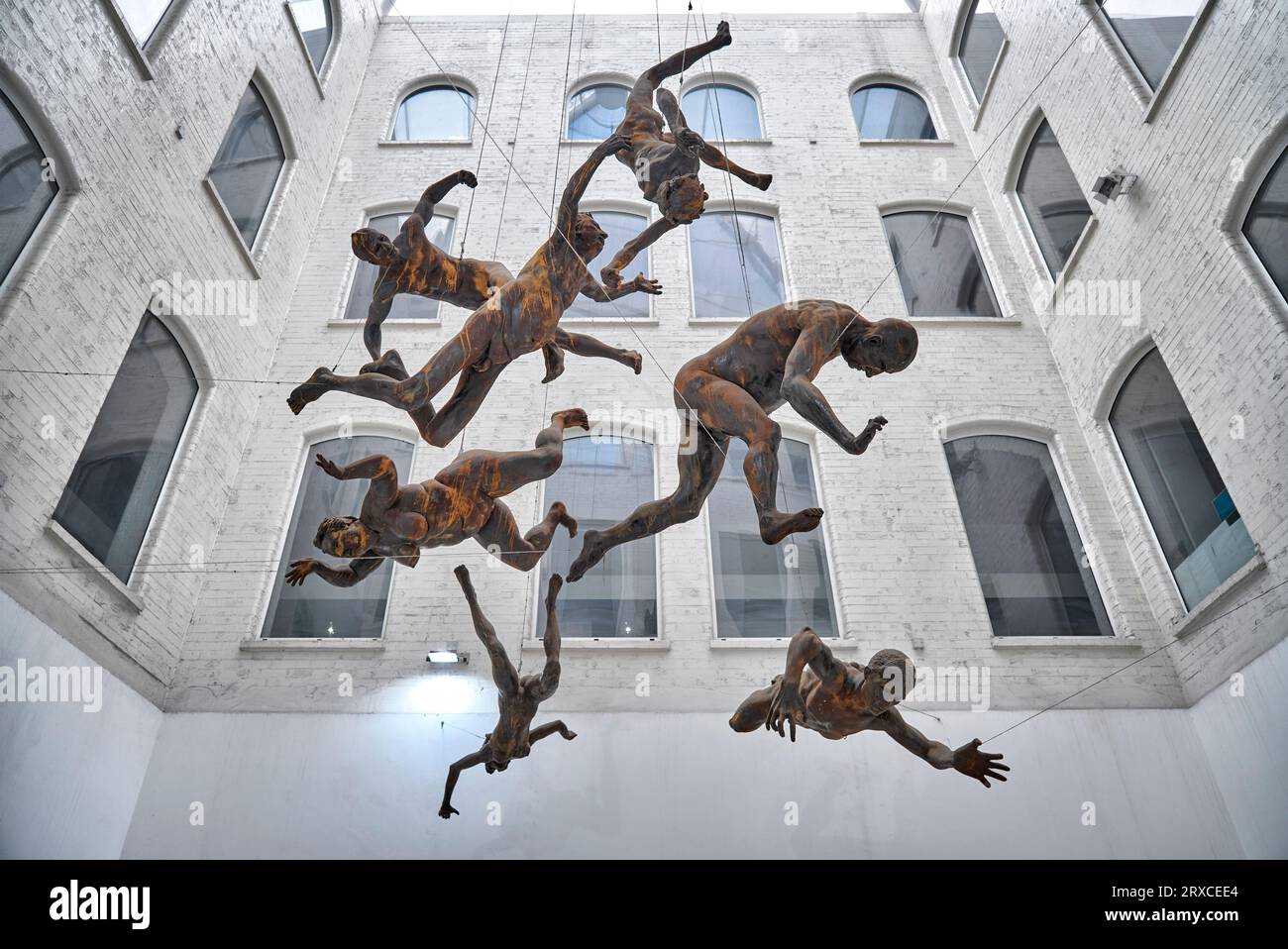 Sculpture suspendue de personnages tombants appelés Déluge par Toin Adams à la Custard Factory, Digbeth, Deritend, Birmingham Angleterre Royaume-Uni Banque D'Images