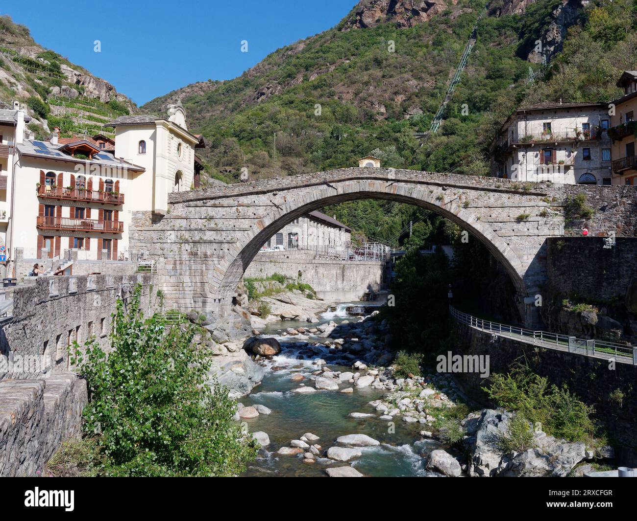 Pont-Saint-Martin Pont romain dans la ville nommé d'après le pont dans la région de la Vallée d'Aoste au nord-ouest de l'Italie, 24 septembre 2023 Banque D'Images