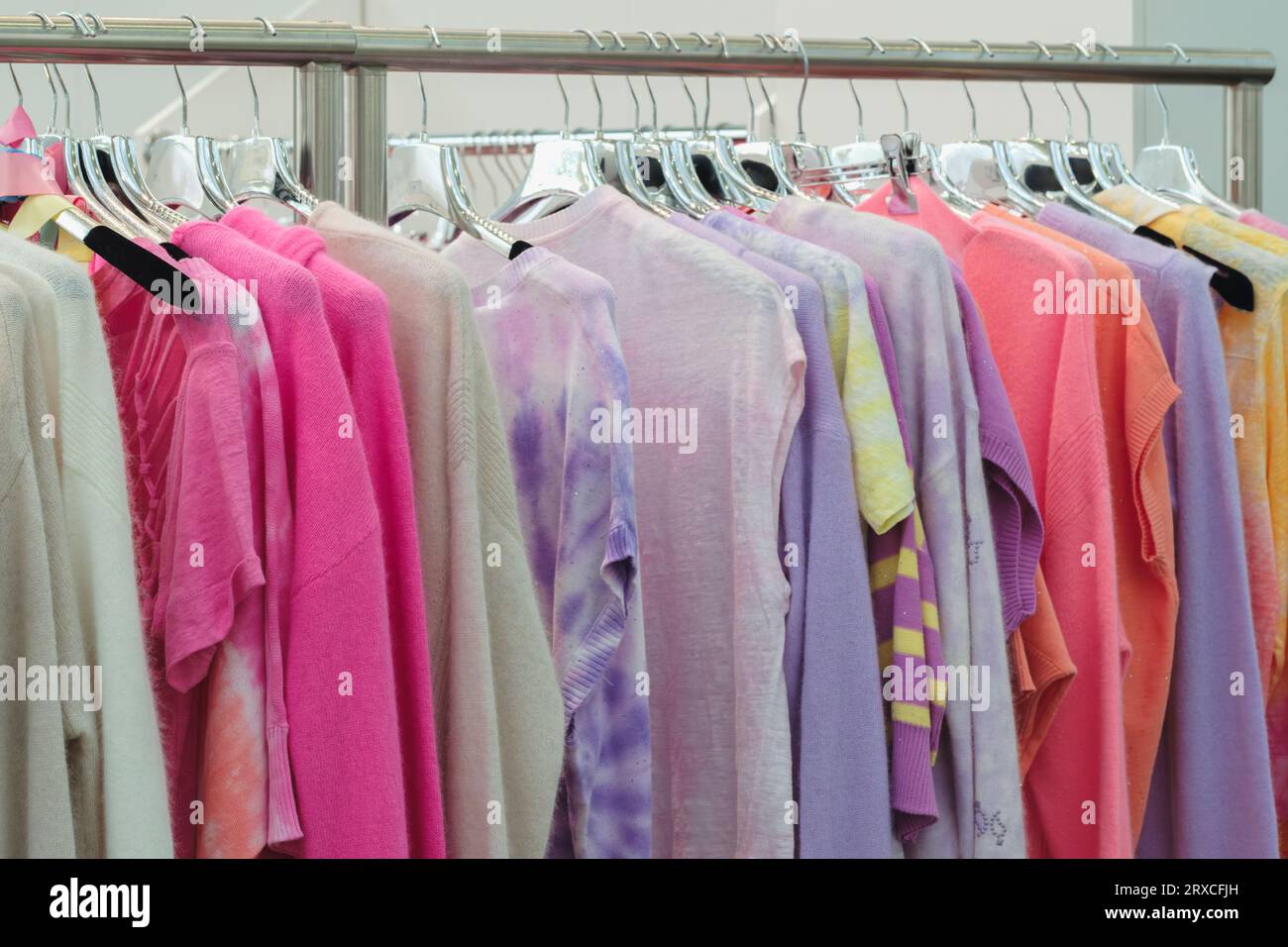Vêtements de famille multicolore sur cintres en magasin Banque D'Images
