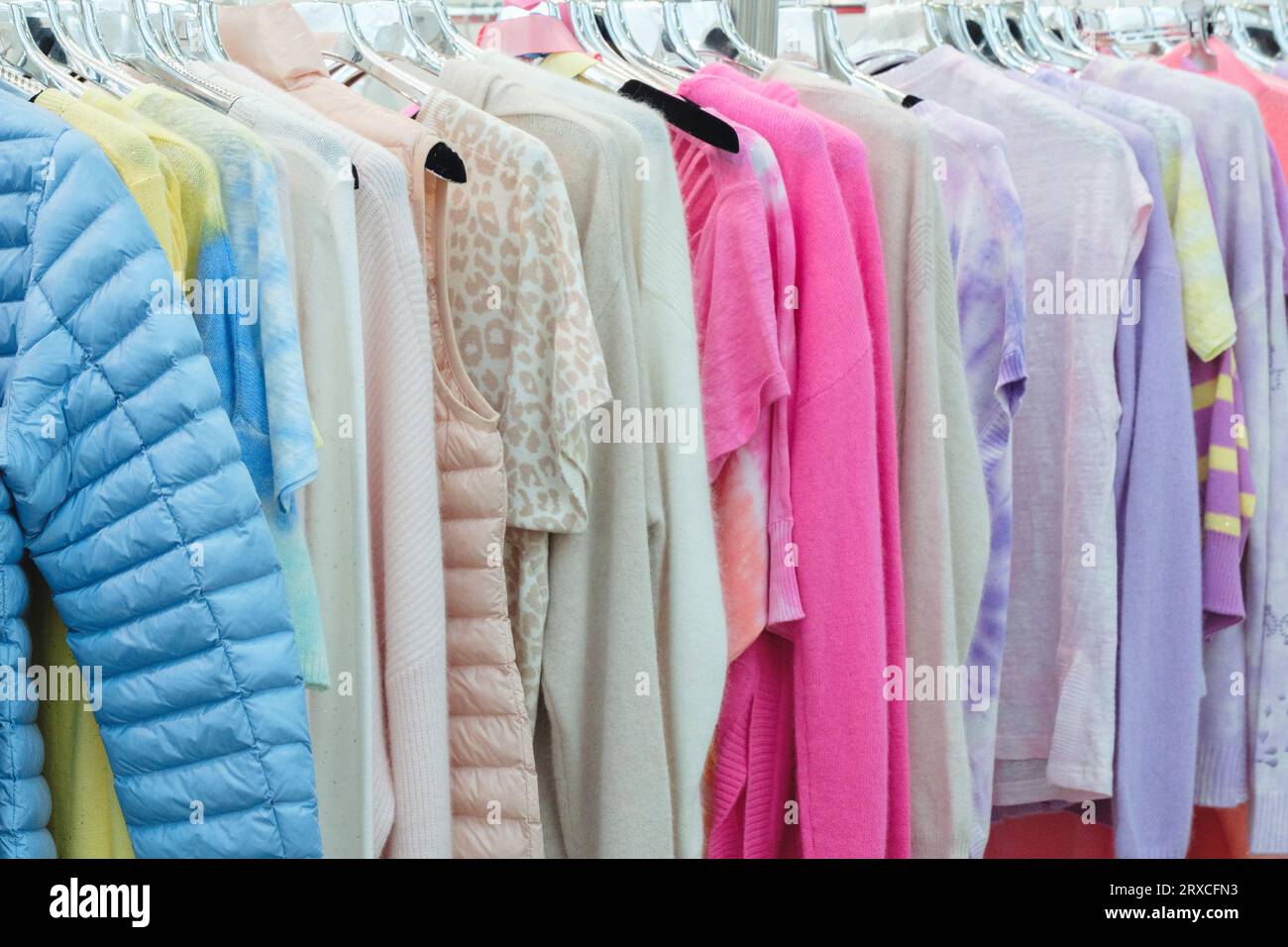 Vêtements de famille multicolore sur cintres en magasin Banque D'Images