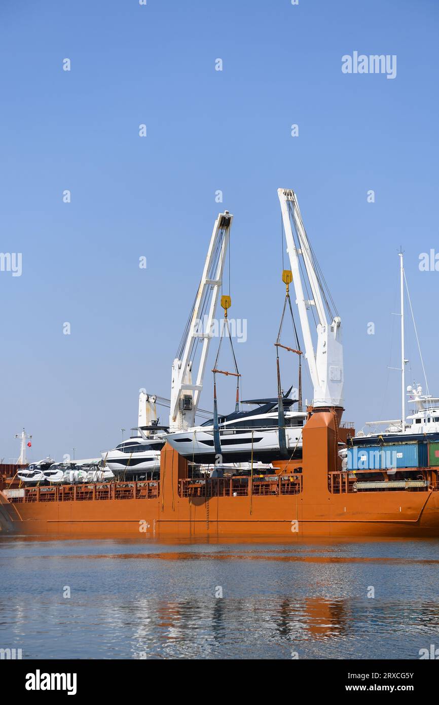 Navire de fret Snoekgracht dans le port de Southampton chargeant des bateaux de croisière à moteur pour le transport. Banque D'Images