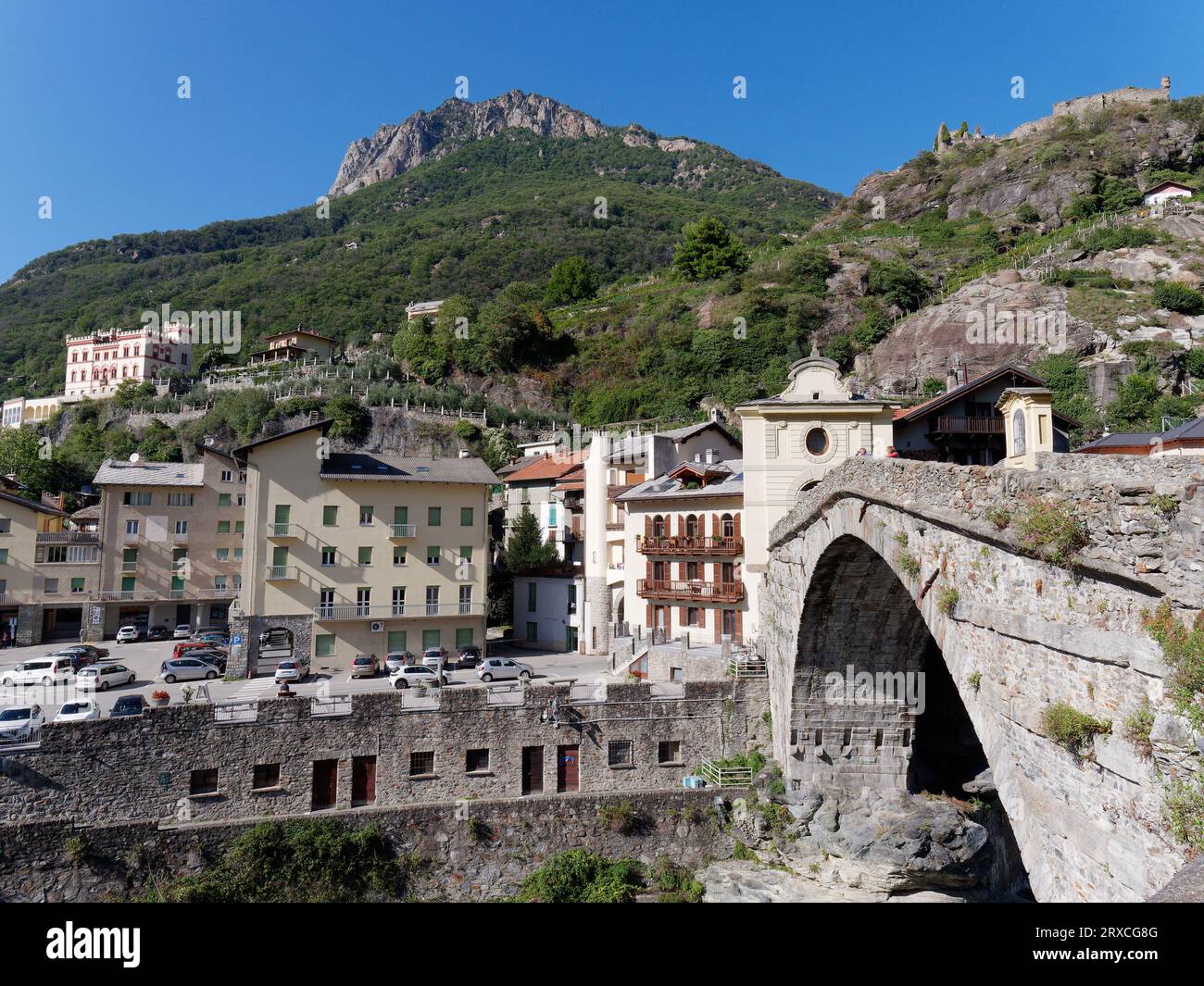 Pont-Saint-Martin un pont romain sur la rivière Dora Baltea dans la ville nommée d'après le pont dans la région de la vallée d'Aoste au nord-ouest de l'Italie, 24 septembre 2023 Banque D'Images