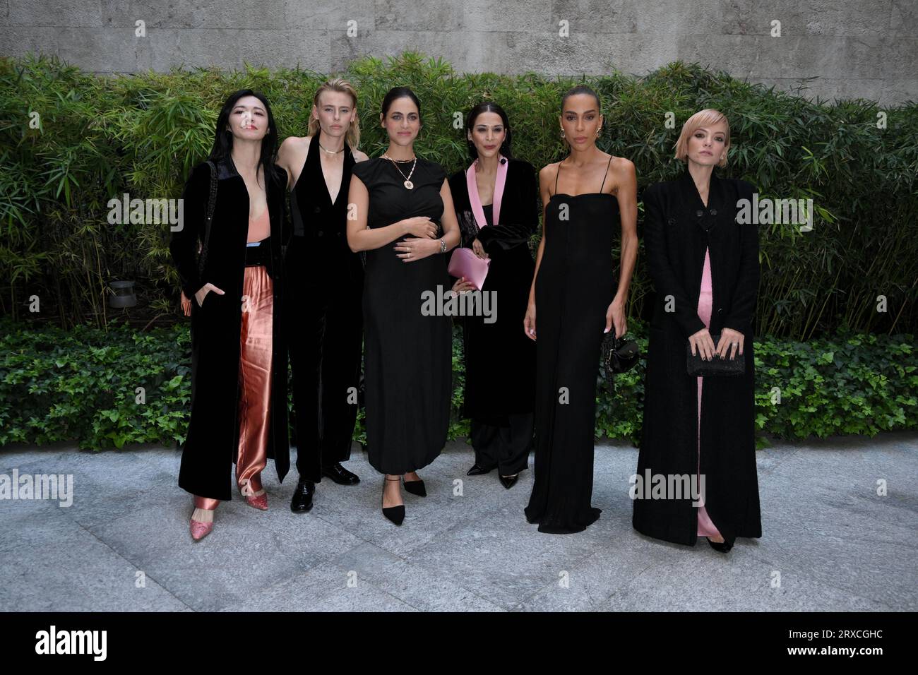 Milan, Italie. 24 septembre 2023. Milan, Milan Fashion week, invités du Giorgio Armani Fashion Show, sur la photo Yao Chen, Lauren Wasser, Miriam Leone, Sahel Rosa, Ines Rau et Lily Allen Credit : Independent photo Agency/Alamy Live News Banque D'Images