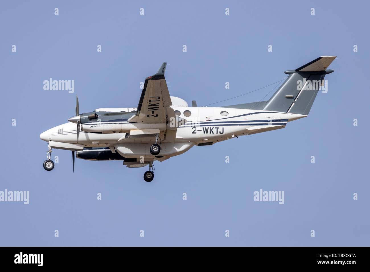 DEA Aviation Limited B300 Super King Air (REG : 2-WKTJ) en finale piste 31. Banque D'Images